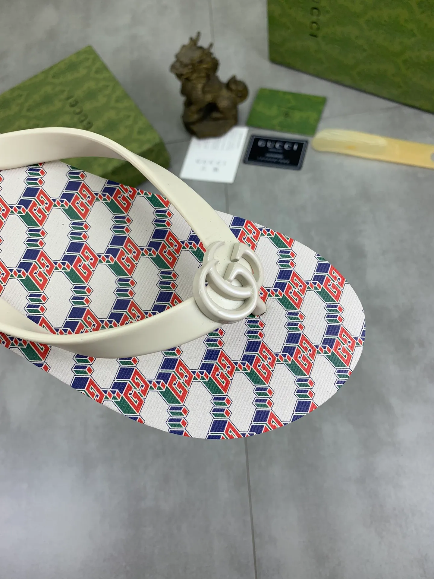Men's men's shoes 💰P220💰【New style】🆘【GUCCI】Official website's popular Gucci adult couple 🧑‍🤝‍🧑 style, children's flip-flops are on sale at the counter simultaneously! Original fabric imported from Italy. Original bottom provided by the original factory. Size: Adult 36-45. Children’s size: 30-37. Multiple colors available.